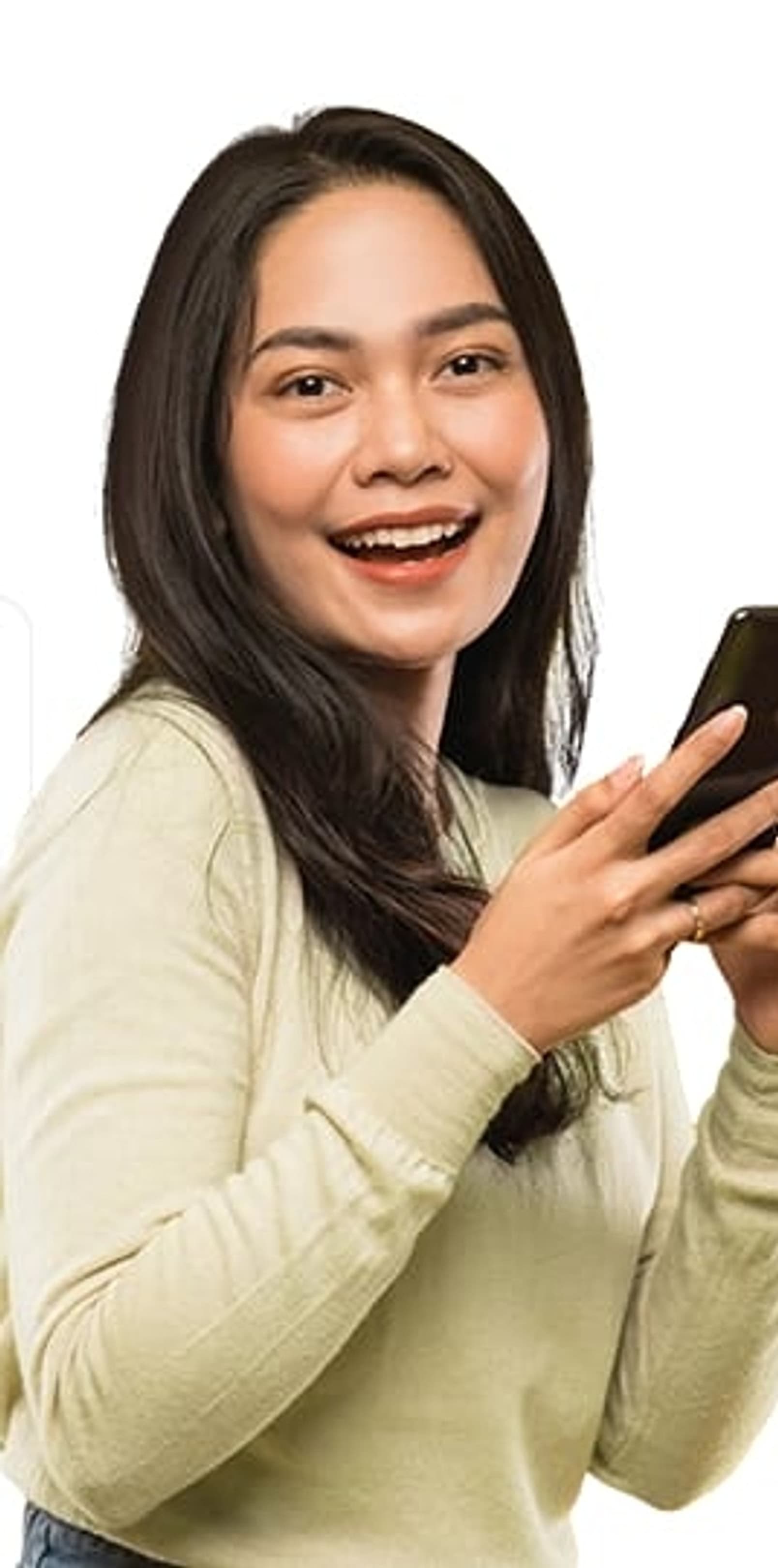 Seorang perempuan memakai aplikasi Plebo di ponselnya